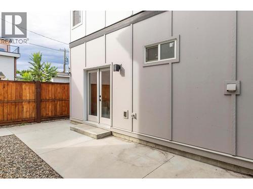 966 Fuller Avenue, Kelowna, BC - Outdoor With Exterior