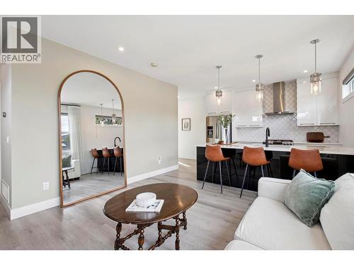 966 Fuller Avenue, Kelowna, BC - Indoor Photo Showing Living Room