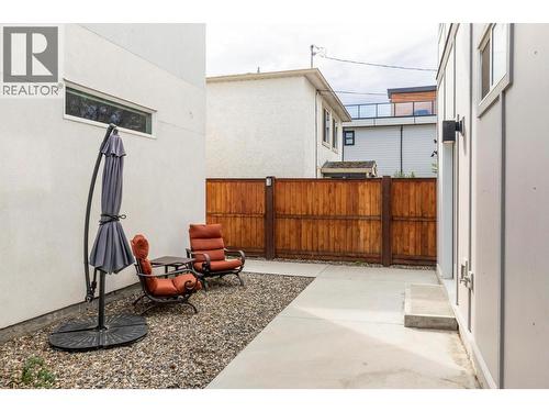 966 Fuller Avenue, Kelowna, BC - Outdoor With Exterior