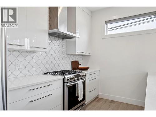 966 Fuller Avenue, Kelowna, BC - Indoor Photo Showing Kitchen With Upgraded Kitchen