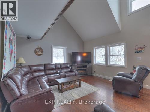 1168 C West Bay Road, Greater Sudbury, ON - Indoor Photo Showing Living Room
