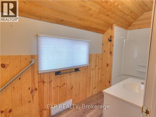 1168 C West Bay Road, Greater Sudbury, ON - Indoor Photo Showing Bathroom