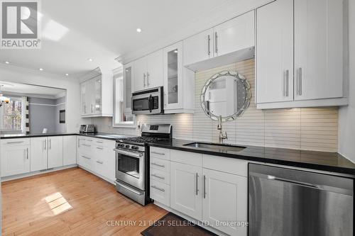 933 Highway 6, Hamilton, ON - Indoor Photo Showing Kitchen With Upgraded Kitchen