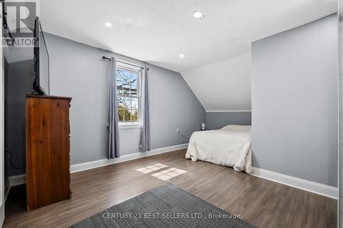 933 Highway 6, Hamilton, ON - Indoor Photo Showing Bedroom