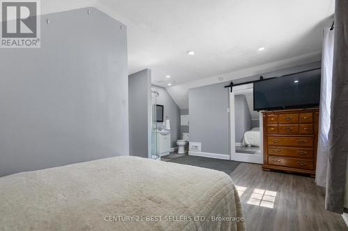 933 Highway 6, Hamilton, ON - Indoor Photo Showing Bedroom