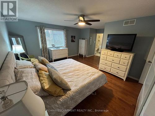 111 Duncairn Crescent, Hamilton, ON - Indoor Photo Showing Bedroom