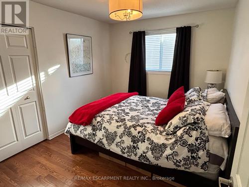 111 Duncairn Crescent, Hamilton, ON - Indoor Photo Showing Bedroom
