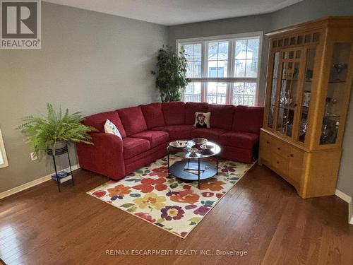 111 Duncairn Crescent, Hamilton, ON - Indoor Photo Showing Living Room