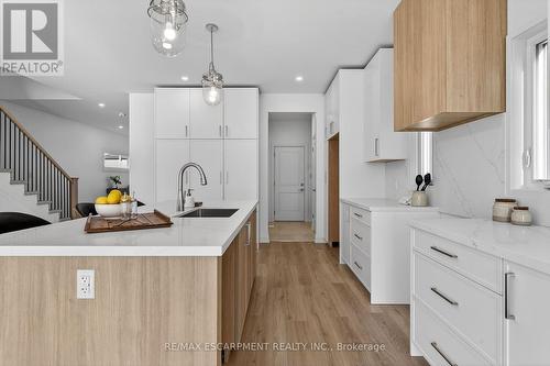 8868 Angie Drive, Niagara Falls, ON - Indoor Photo Showing Kitchen With Upgraded Kitchen