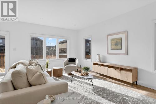 8868 Angie Drive, Niagara Falls, ON - Indoor Photo Showing Living Room