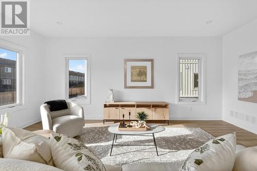 8868 Angie Drive, Niagara Falls, ON - Indoor Photo Showing Living Room