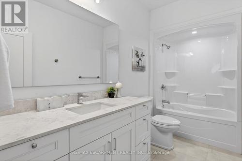 8868 Angie Drive, Niagara Falls, ON - Indoor Photo Showing Bathroom