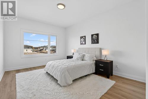 8868 Angie Drive, Niagara Falls, ON - Indoor Photo Showing Bedroom