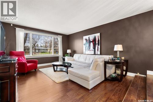 129 N Mccarthy Boulevard, Regina, SK - Indoor Photo Showing Living Room