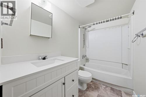 210 211 Tait Place, Saskatoon, SK - Indoor Photo Showing Bathroom