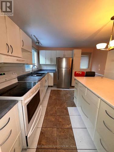 19 Brydon Court, Ottawa, ON - Indoor Photo Showing Kitchen With Double Sink