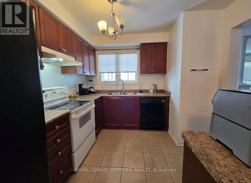 32 Old Oak Lane, Markham, ON - Indoor Photo Showing Kitchen With Double Sink