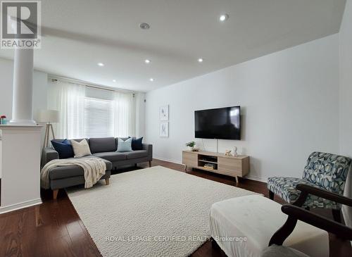 32 Old Oak Lane, Markham, ON - Indoor Photo Showing Living Room