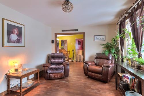 Salon - 5075 Rue Maurice, Longueuil (Saint-Hubert), QC - Indoor