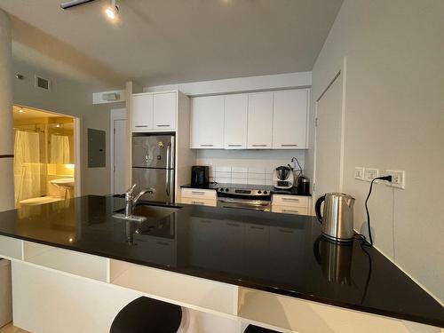 Cuisine - 927-1414 Rue Chomedey, Montréal (Ville-Marie), QC - Indoor Photo Showing Kitchen