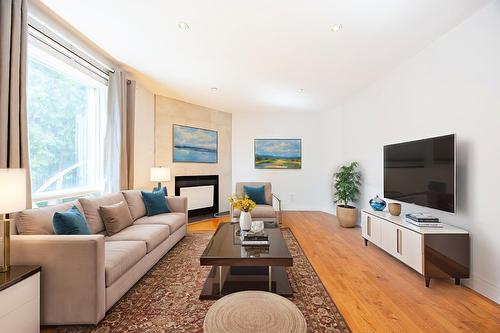 Salon - 279 Av. St-Louis, Pointe-Claire, QC - Indoor Photo Showing Living Room