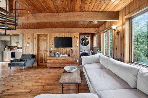Living room - 420 Ch. Du Lac-Cornu, Saint-Adolphe-D'Howard, QC - Indoor Photo Showing Living Room