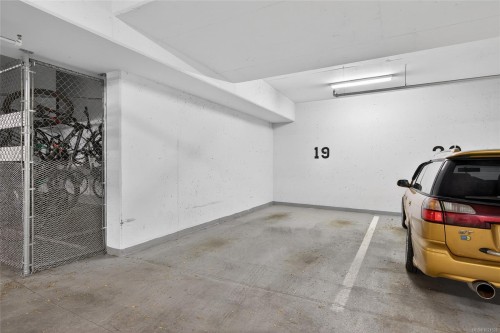903-845 Yates St, Victoria, BC - Indoor Photo Showing Garage