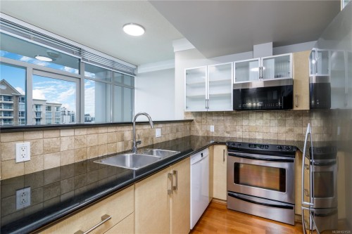 903-845 Yates St, Victoria, BC - Indoor Photo Showing Kitchen With Double Sink