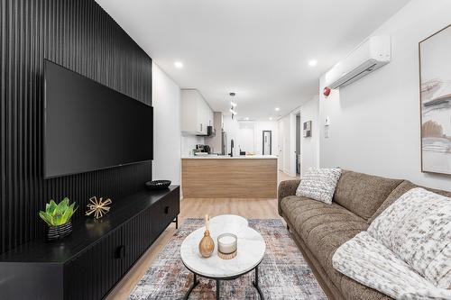 Living room - 5-4811 Av. Lacombe, Montréal (Côte-Des-Neiges/Notre-Dame-De-Grâce), QC - Indoor Photo Showing Living Room