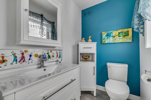 Powder room - 57 Rue De La Traverse, Beaupré, QC - Indoor Photo Showing Bathroom