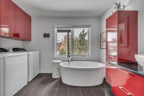 Bathroom - 57 Rue De La Traverse, Beaupré, QC - Indoor Photo Showing Laundry Room