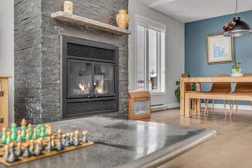 Living room - 57 Rue De La Traverse, Beaupré, QC - Indoor With Fireplace