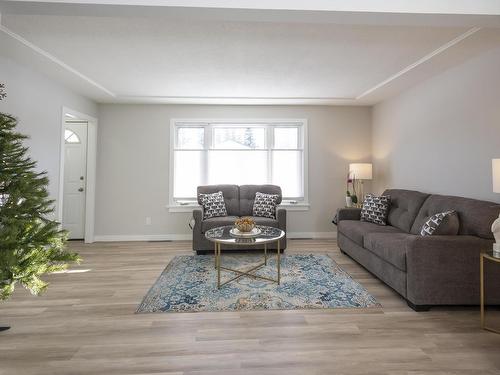 158 Carl Avenue, Thunder Bay, ON - Indoor Photo Showing Living Room