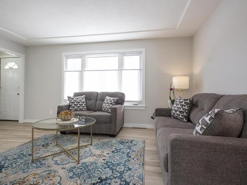 158 Carl Avenue, Thunder Bay, ON - Indoor Photo Showing Living Room