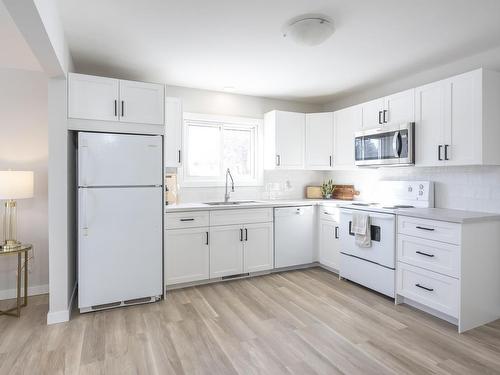 158 Carl Avenue, Thunder Bay, ON - Indoor Photo Showing Kitchen
