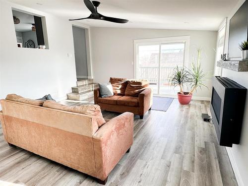 4 Fifth Street, Balmertown, ON - Indoor Photo Showing Living Room
