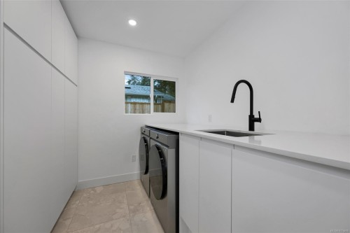 1041 Hulford St, Saanich, BC 