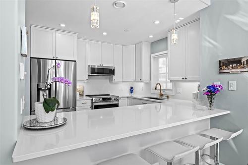 33-6015 Valley Drive, Sun Peaks, BC - Indoor Photo Showing Kitchen With Upgraded Kitchen