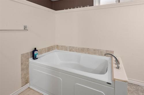 438 Alexander Avenue, Kamloops, BC - Indoor Photo Showing Bathroom