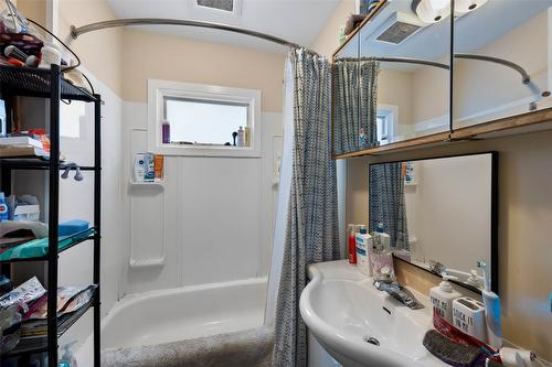 438 Alexander Avenue, Kamloops, BC - Indoor Photo Showing Bathroom