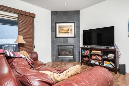 21-1040 Mt Revelstoke Place, Vernon, BC - Indoor Photo Showing Living Room With Fireplace
