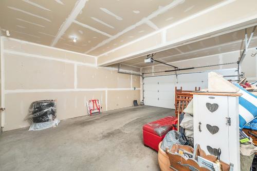 21-1040 Mt Revelstoke Place, Vernon, BC - Indoor Photo Showing Garage