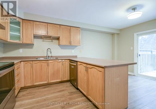 Eat in kitchen with breakfast bar. - 194 Sundew Drive, Barrie, ON 