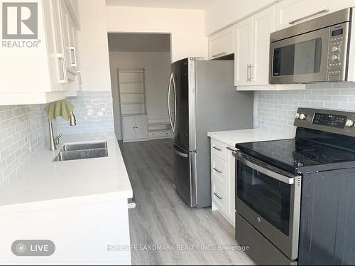 2413 - 633 Bay Street, Toronto, ON - Indoor Photo Showing Kitchen