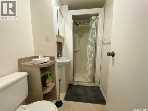 619 4Th Avenue Nw, Swift Current, SK - Indoor Photo Showing Bathroom
