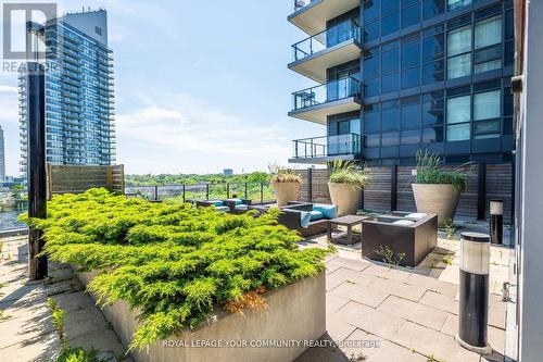 Lp04 - 2220 Lakeshore Boulevard W, Toronto, ON 