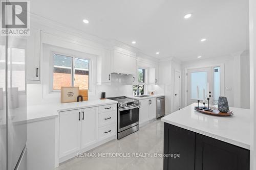 27 Gully Drive, Toronto, ON - Indoor Photo Showing Kitchen With Upgraded Kitchen