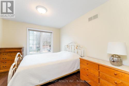 18 Harrowsmith Place, Richmond Hill, ON - Indoor Photo Showing Bedroom