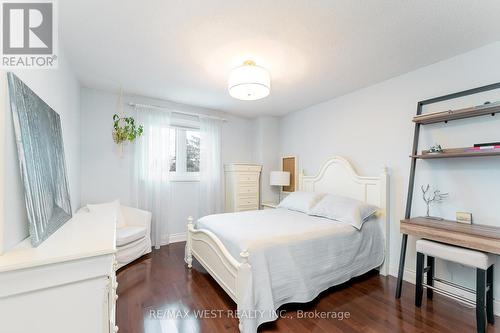 18 Harrowsmith Place, Richmond Hill, ON - Indoor Photo Showing Bedroom