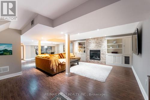 18 Harrowsmith Place, Richmond Hill, ON - Indoor Photo Showing Living Room With Fireplace